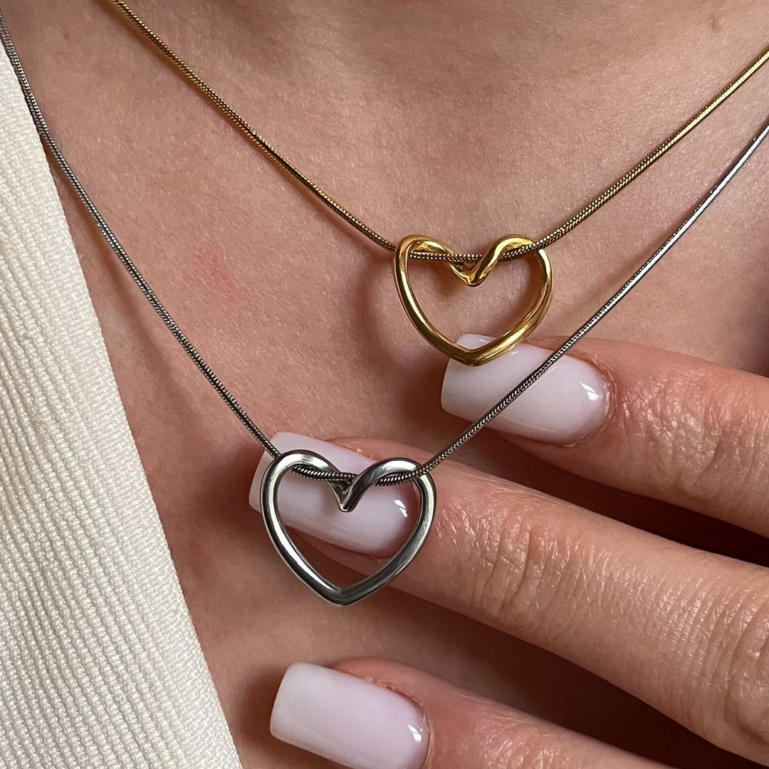 European and American INS Explosions Temperament Niche Simple Peach Heart Pendant Necklace 18K Gold Electroplated Stainless Steel Necklace Wholesale Women