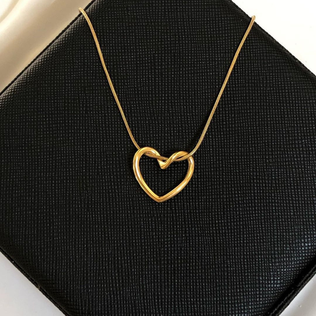 European and American INS Explosions Temperament Niche Simple Peach Heart Pendant Necklace 18K Gold Electroplated Stainless Steel Necklace Wholesale Women