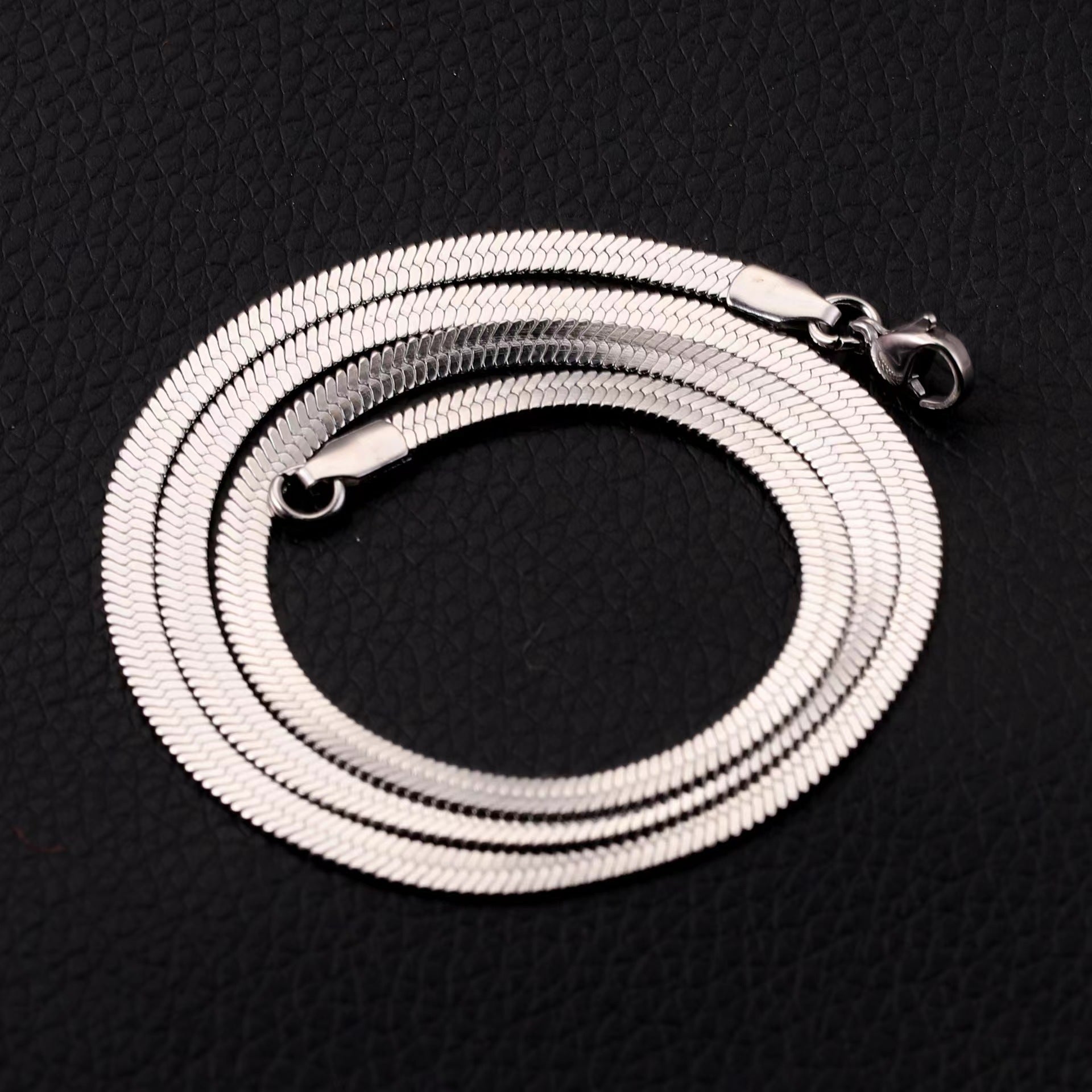 Factory Direct European and American style stainless steel blade chain unisex personality universal sexy clavicle chain snake chain wholesale