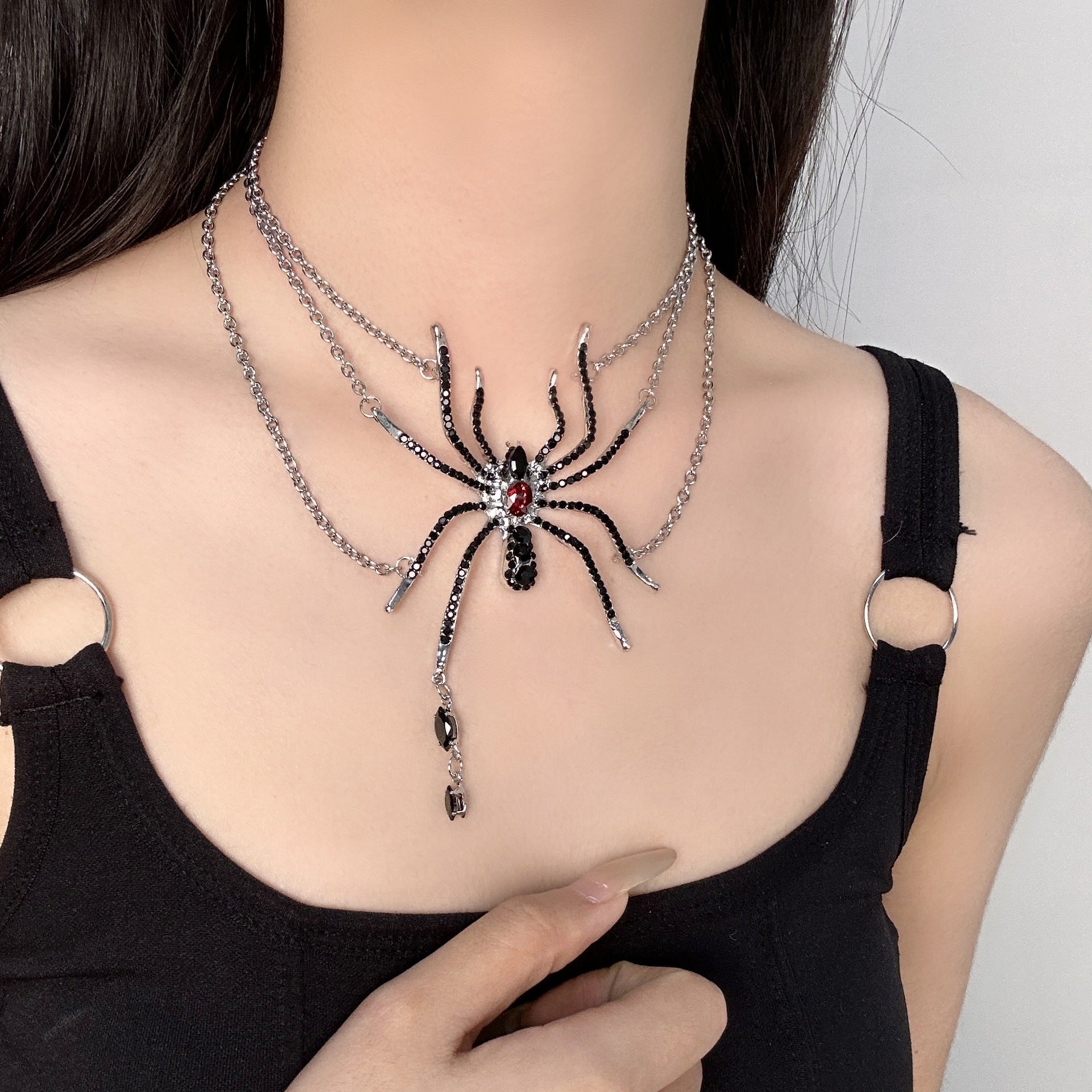 Dark Punk Style Spider Tassel Pendant Necklace Subculture Niche Design Sense Personality Collarbone Chain Jewelry Accessories